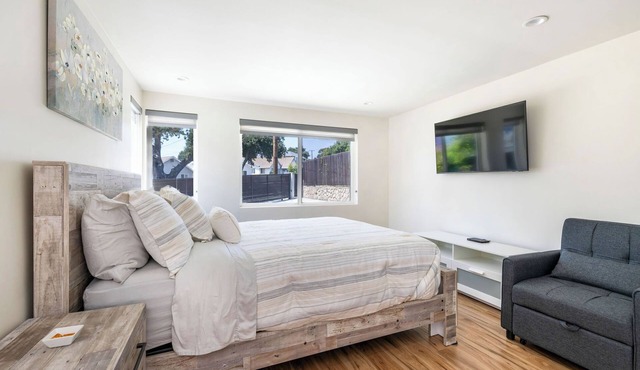 Spacious Contemporary Suite in La Crescenta-Montrose - minimum 30 nights
