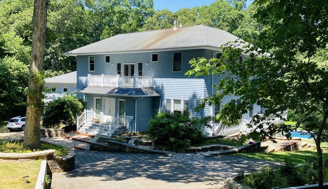 Spacious house next to the beach, Ferry and Eateries.
