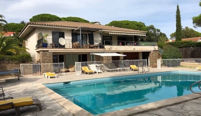 SPACIOUS VILLA WITH SEA VIEW - LARGE SECURE SWIMMING POOL - CLOSE TO BEACHES/SHOPS