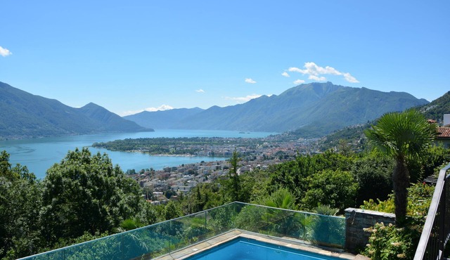 Spacious vacation complex for 6+ people with swimming pool overlooking Lake M