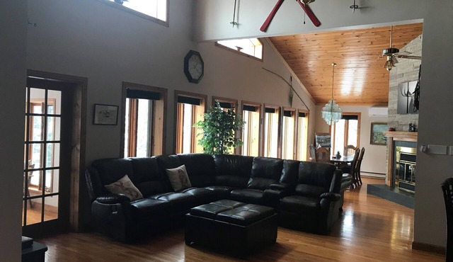Spacious Vacation Home - 5 min to Terra Nova National Park