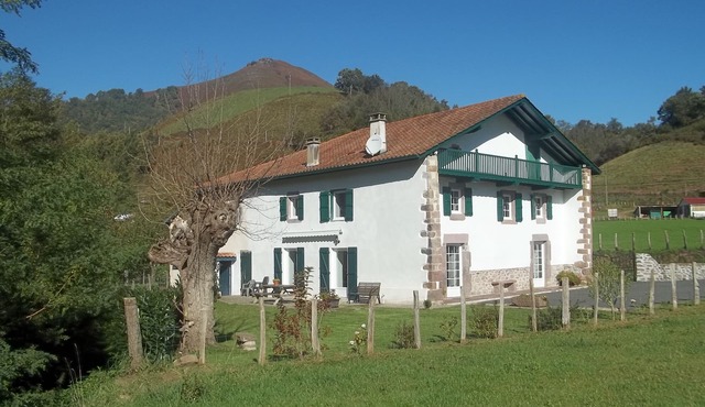 Spacious vacation home close to mountains and beaches in the heart of the Basque Country