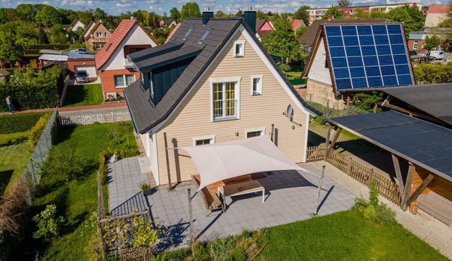 Spacious vacation home with a great garden, fireplace, close to the water and in a central location in Rechlin