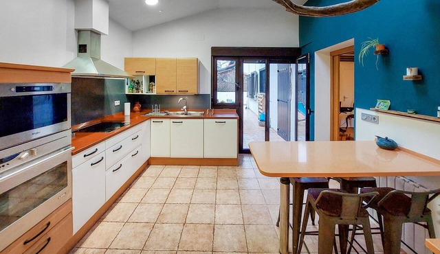 Spacious vacation home in the heart of the seaside resort of Hendaye.