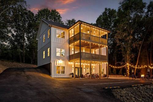Spacious Vacation Homes with Private Hot Tubs near Chattanooga in Rossville, Georgia