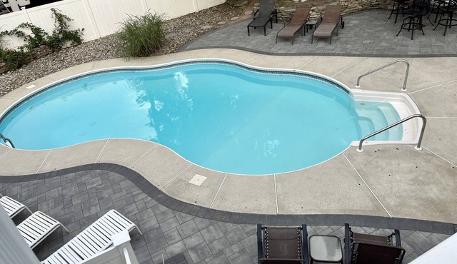 Spacious VACAY by bay Beach, with Pool!