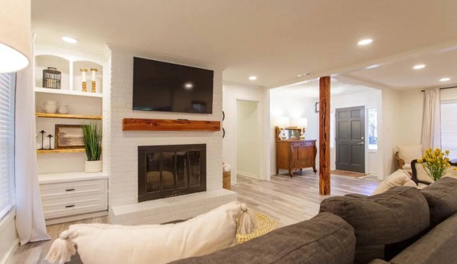 Spacious Valdosta Retreat + Screened Porch, Large Yard & Peaceful Vibes