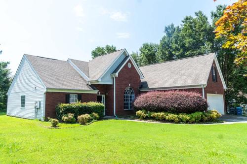 Spacious Vaulted 4BR Family Home Near Mall of GA Sleeps 12