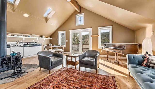 Spacious vaulted chalet, BEST MTN Views, KING BED, 3min to Ned, 10min from ski