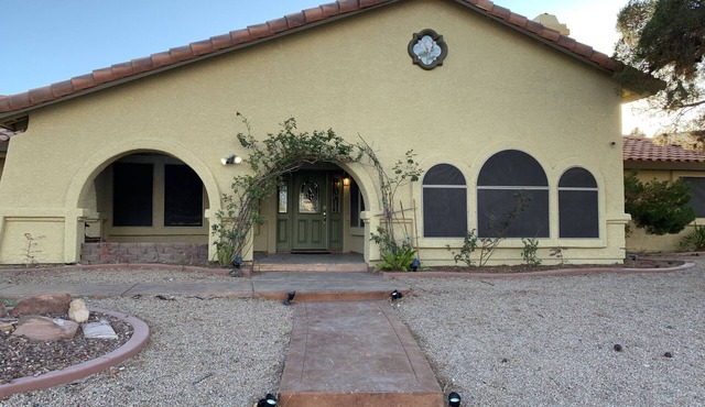 Spacious Vegas House: Sleeps 15 with Master Spa and bar