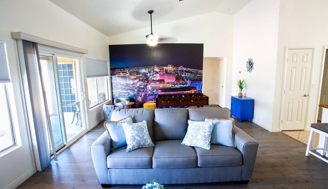 Spacious Vegas Home Retreat -Ideal for families & groups. Pets welcome!