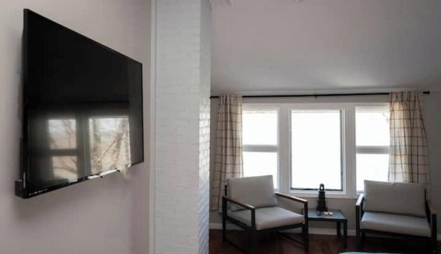 Spacious Vermilion House on the Lake