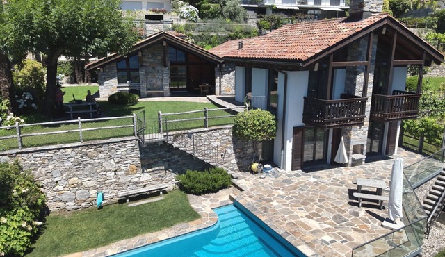 Spacious, very well-kept property with swimming pool and beautiful gardens