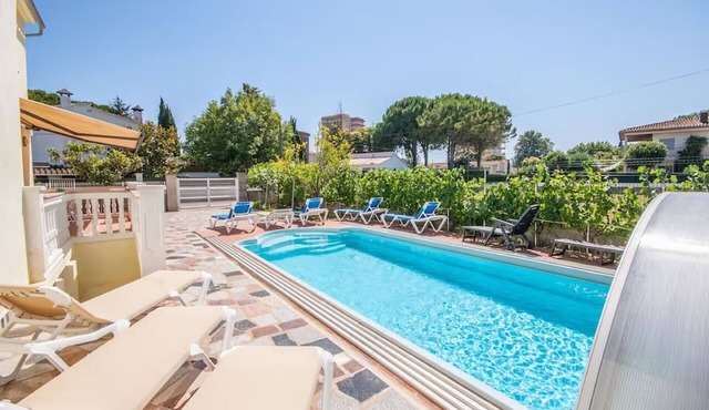 Spacious villa with a pool in a peaceful location in Sant Pere Pescador.
