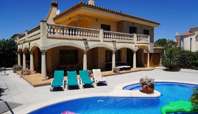 Spacious villa with private pool near the beach in Costa Brava