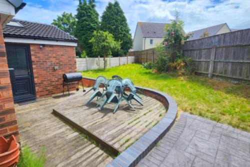 Spacious Vibrant 4BR Home w Patio, BBQ Grill close to WV1, JLR, M54 M6