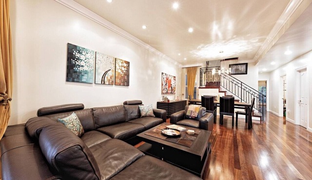 Spacious Victorian w/Hot Tub and Zen Garden