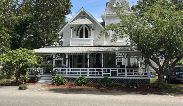 Spacious Victorian, 5 minute walk to beach, town, and ferry in Oak Bluffs