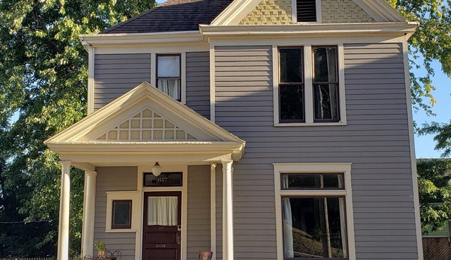 Spacious Victorian perfect for large groups. Walk to Main Street!