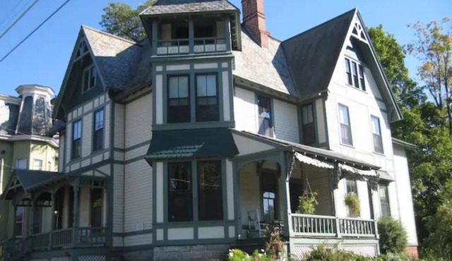 Spacious Victorian in N. Adams-walk to Mass MoCA