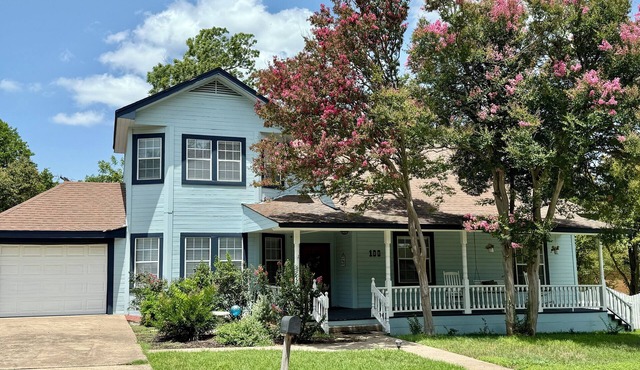 Spacious Victorian w/Game Room & Hot Tub