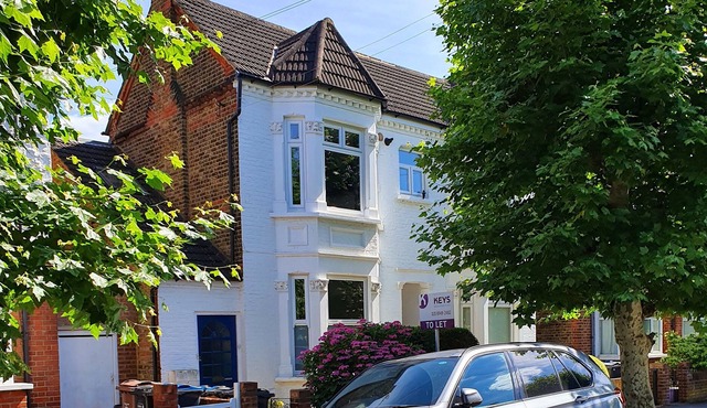 Spacious Victorian Wimbledon Flat on leafy street
