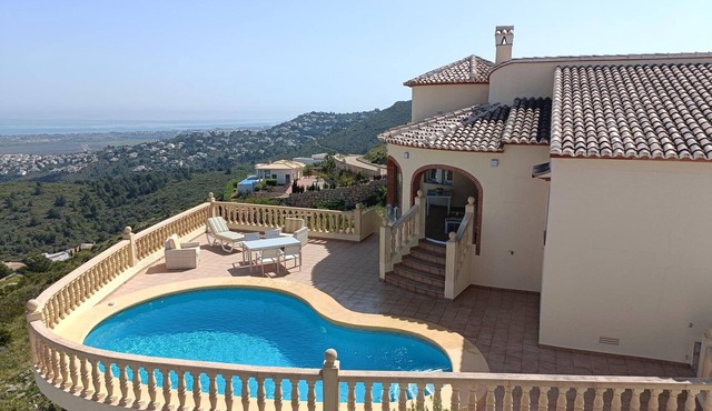 Spacious villa in El Ràfol d'Almúnia