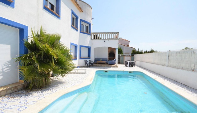 Spacious Villa with Pool, Garden, BBQ, A/C, WiFi, Parking - Walk to Beach