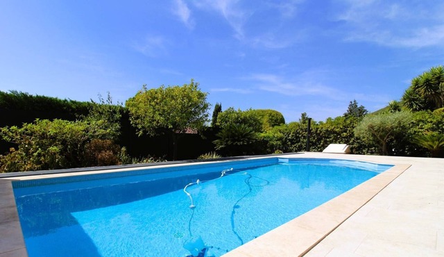 Spacious villa for 8 people, renovated and air-conditioned, with a pool and close to amenities at...