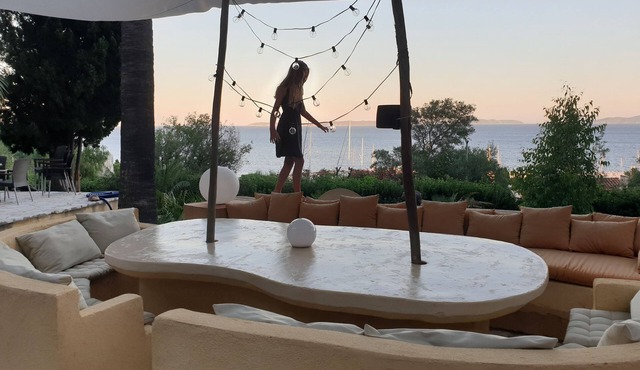 Spacious Villa 180° views Mediterranean and Islands, walk beaches &restaurants
