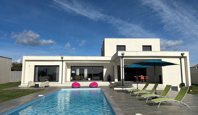 SPACIOUS VILLA 220M2 FULLY AIR-CONDITIONED PRIVATE POOL/FENCED GARDEN