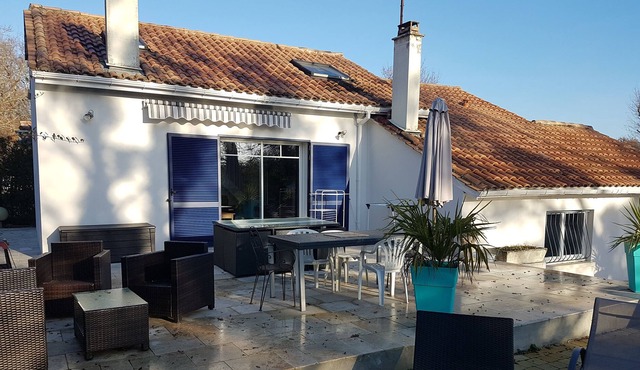 Spacious villa 237 m2 with swimming pool Plus12 people near Bordeaux