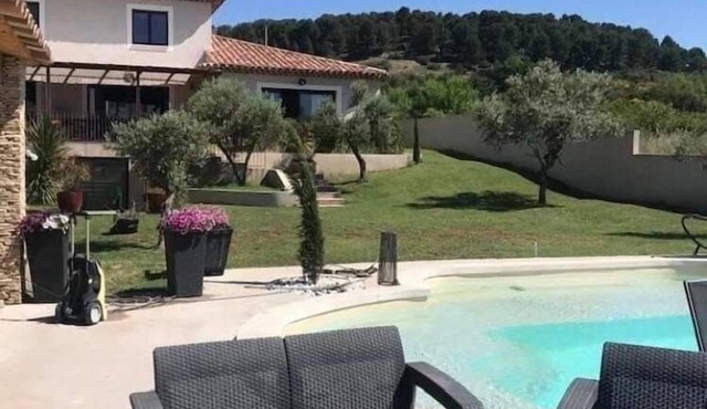 Spacious VILLA 286 m2 overlooking the Sainte Victoire, garden, swimming pool.