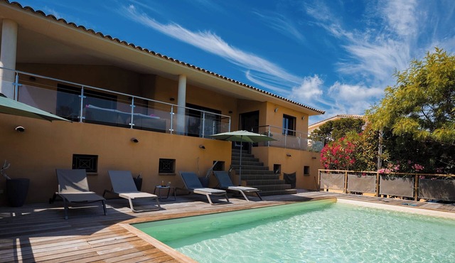 SPACIOUS VILLA 8 PERS/PRIVATE SWIMMING POOL/BEACH 500 M (near Porto Vecchio)