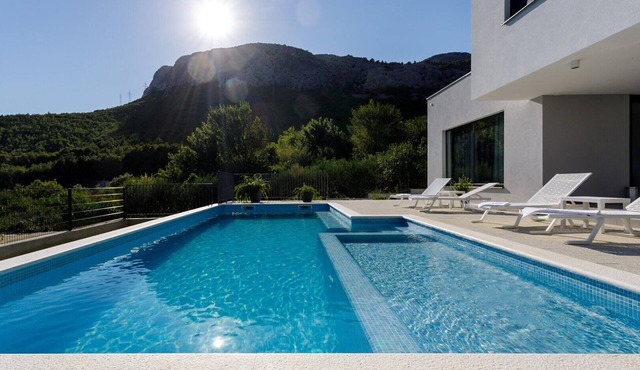Spacious Villa Elia with 9m x 4,5m pool with hydromassage, table tennis, fully airconditioned, free WiFi
