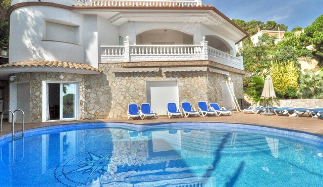 Spacious villa for 18 people with private pool and air conditioning in Lloret de Mar