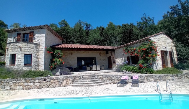 Spacious Villa for 6 - amazing pool and views