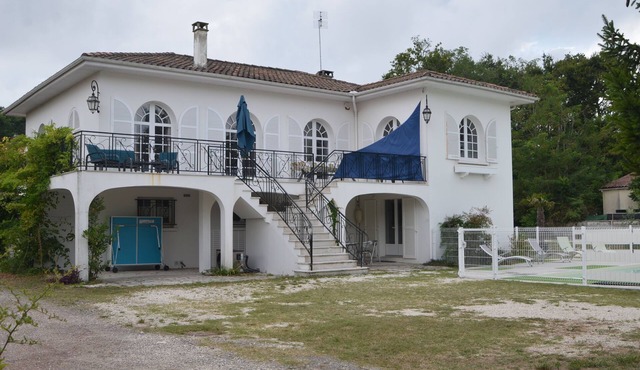 Spacious villa for 14 people with secure swimming pool, sea and forest walks