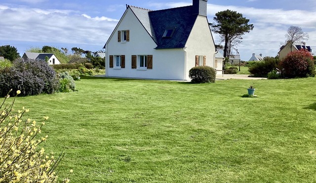 Spacious villa for 12 with large garden near the sea