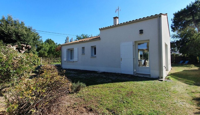 Spacious villa near beach, 5 people, private garden