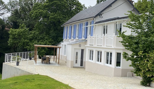 Spacious villa in a green setting