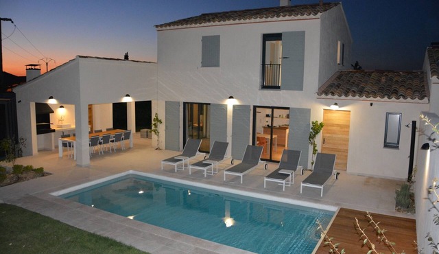 Spacious villa in a modern Provencal style, at the foot of bald mountain Ventoux