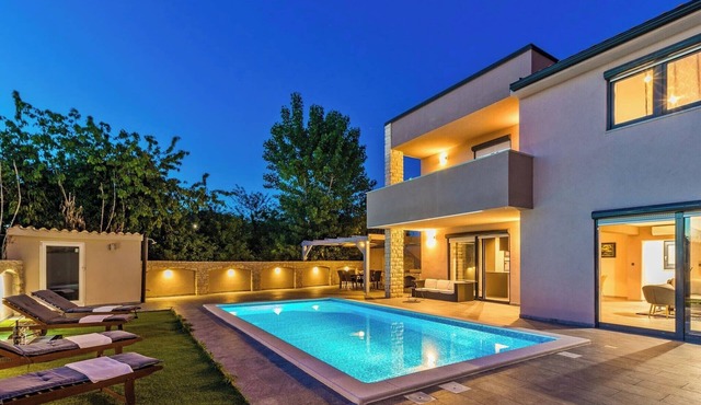 Spacious villa in Pula with heated pool