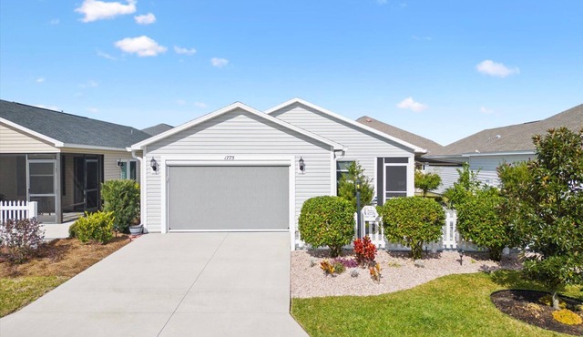 Spacious villa in The Villages w/nice outdoor area south of turnpike.