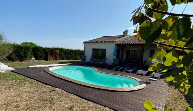 Spacious villa Le Charme with heated pool, 4 bedrooms sleeping 9, Airco & WiFi