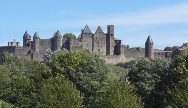Spacious Villa Near Carcassonne With Large Gardens, Heated Pool, Fabulous View