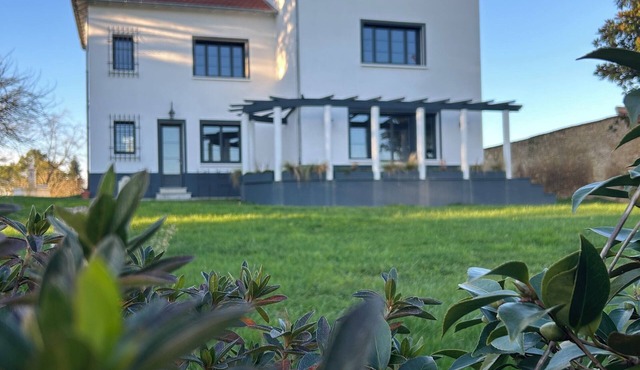 Spacious villa overlooking vineyards and mountains - Peace and quiet guaranteed!