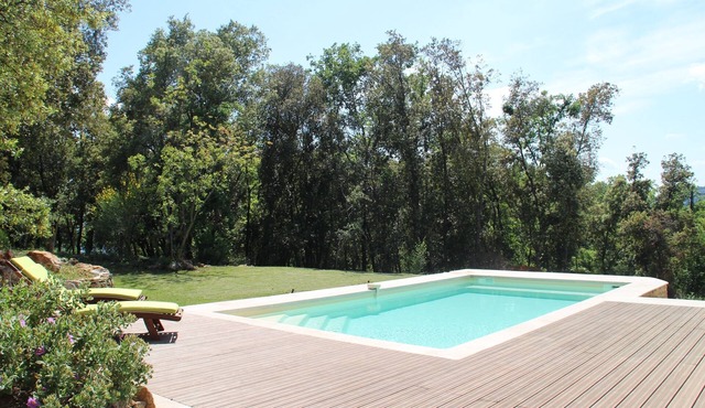 Spacious villa, quiet location, swimming pool, large garden, air conditioning, alarm