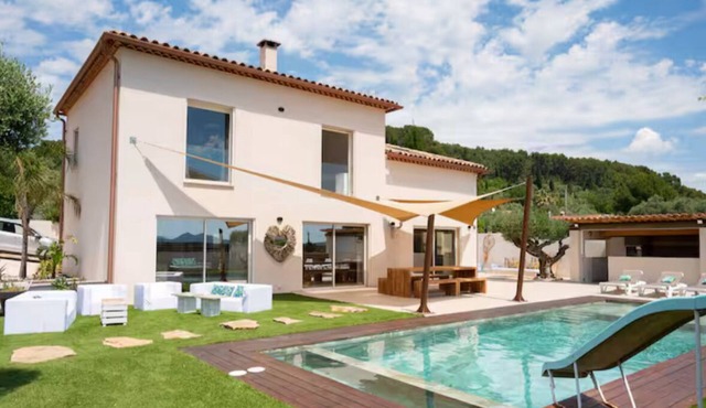 Spacious villa, sleeps 12, 200m2, with pool.