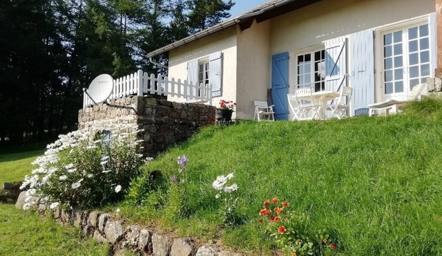 Spacious villa with large plot and superb view